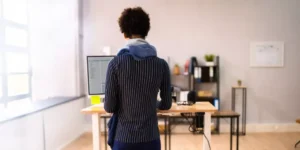 How Do Adjustable Height Desks Enhance Gaming Comfort?
